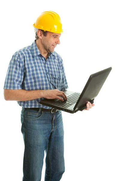 Pracovník nosit přilbu a použití Tato leptop — Stock fotografie