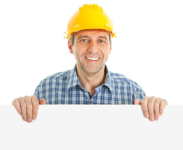 Trabalhador confiante apresentando placa vazia — Fotografia de Stock