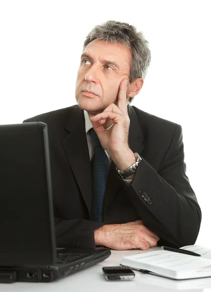 Homem de negócios pensativo trabalhando no laptop — Fotografia de Stock