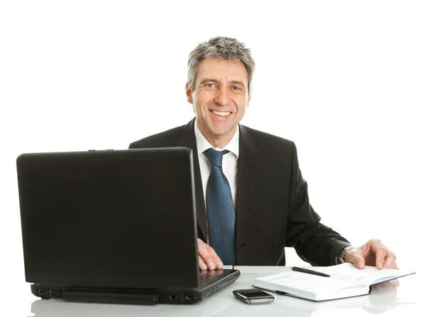 Biznes starszy mężczyzna pracuje na laptopie — Zdjęcie stockowe