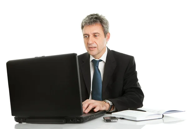 Homme d'affaires senior travaillant sur ordinateur portable — Photo