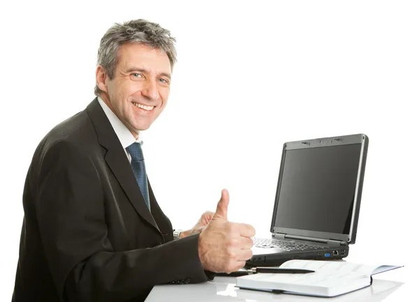 在笔记本电脑上工作的高级商务男子 — 图库照片