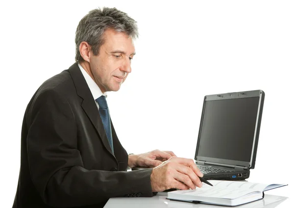 在笔记本电脑上工作的高级商务男子 — 图库照片
