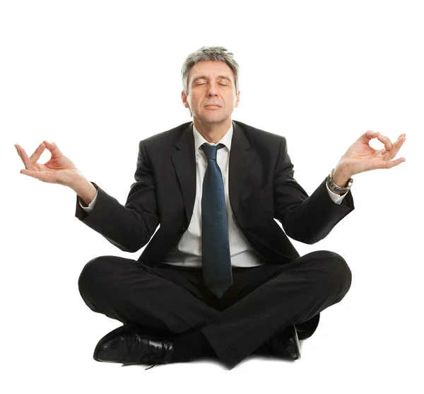 Бизнесмен, сидящий в положении йоги — стоковое фото