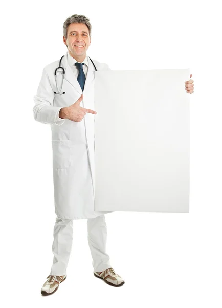Médico sorridente apresentando placa vazia — Fotografia de Stock