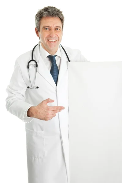 Boş tahta sunulması gülümseyen tıp doktoru — Stok fotoğraf