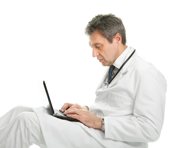 Médecin travaillant sur ordinateur portable — Photo