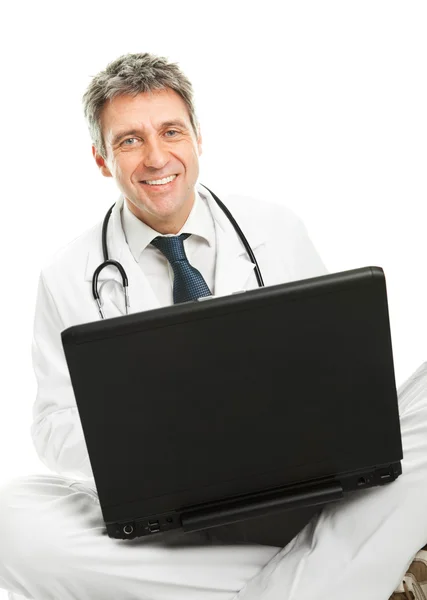 Médico trabajando en el ordenador portátil — Foto de Stock