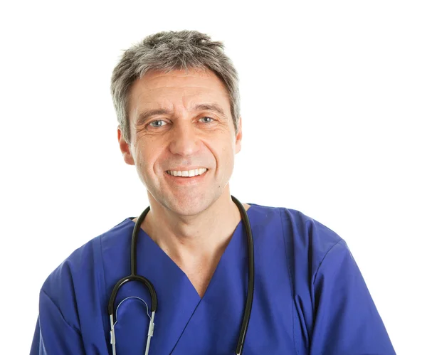 Zelfverzekerd arts met een stethoscoop — Stockfoto