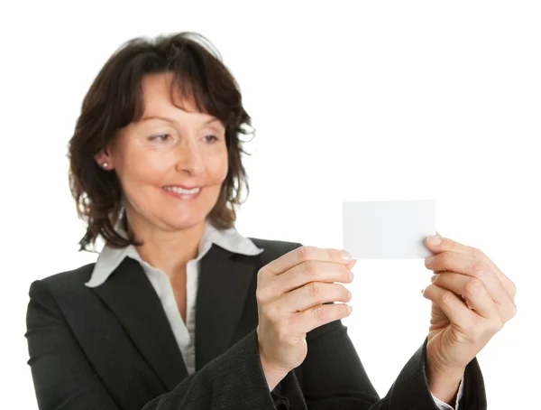 İş kadını elinde boş bir kart tutuyor — Stok fotoğraf