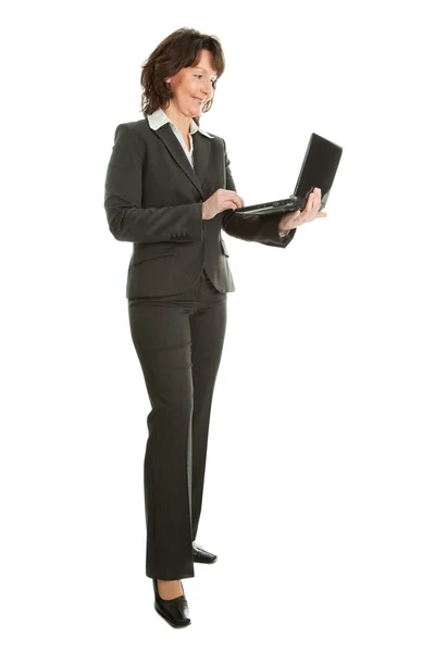 Γυναίκα των επιχειρήσεων ανώτερος χρησιμοποιώντας φορητό υπολογιστή — Φωτογραφία Αρχείου