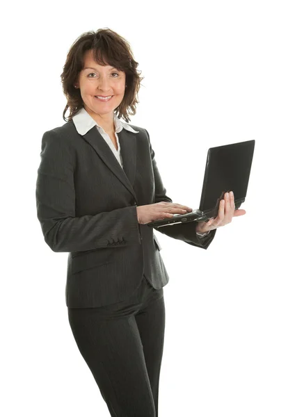 Γυναίκα των επιχειρήσεων ανώτερος χρησιμοποιώντας φορητό υπολογιστή — Φωτογραφία Αρχείου