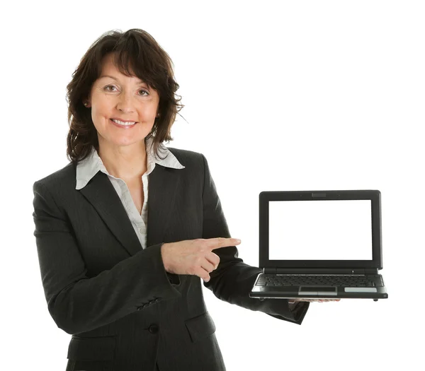 Zakenvrouw presenteren laptopn — Stockfoto