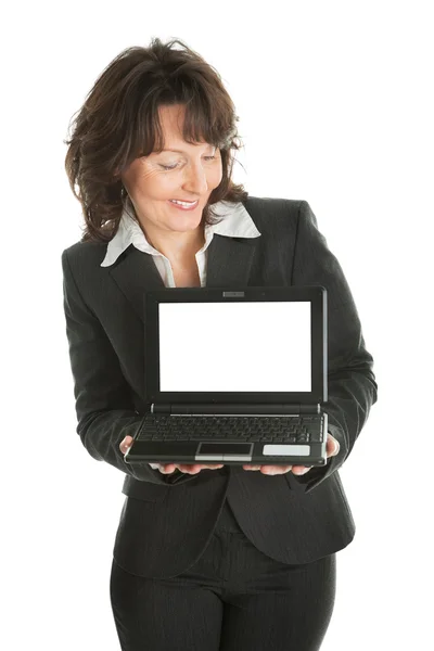 Zakenvrouw presenteren laptopn — Stockfoto