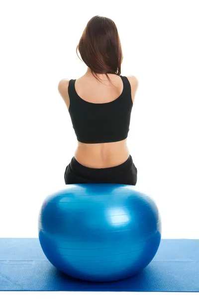 Mulheres fitness exercitando-se na bola de fitness — Fotografia de Stock