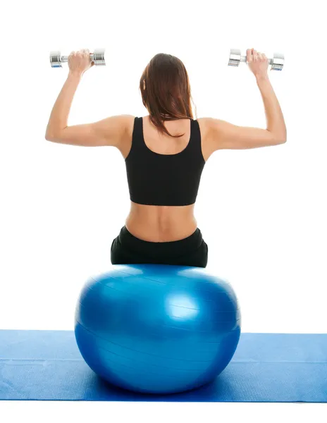 Fitness mujeres haciendo levantamiento de pesas en la pelota de fitness — Foto de Stock