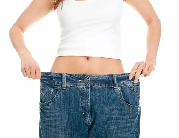 Smal kvinna dra överdimensionerade jeans — Stockfoto