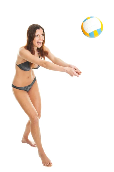 Жінка-волейболістка в купальнику — стокове фото