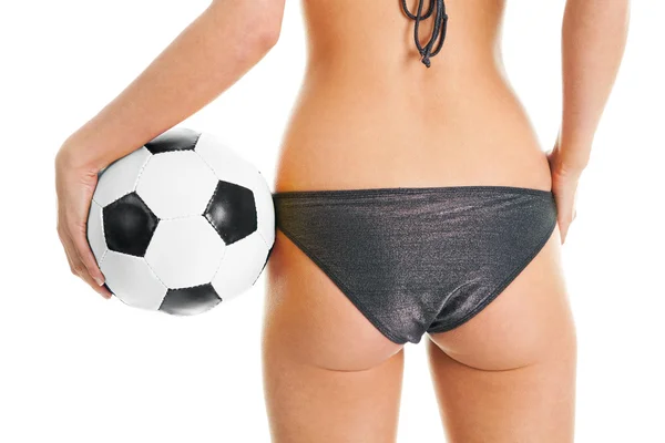 Beautilful vrouw in bikini poseren met voetbal — Stockfoto