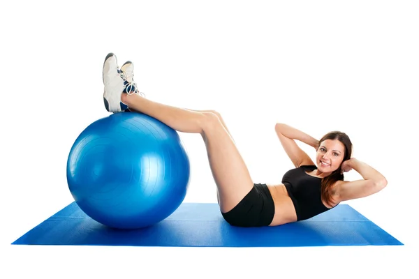 健身女人做仰卧起坐健身垫上 — 图库照片