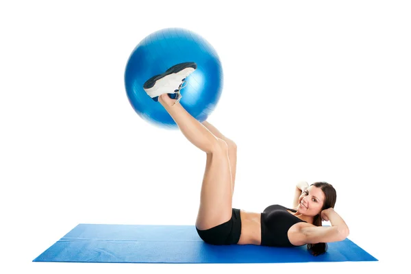 Fitness vrouw doen crunches op gymnastiekmat — Stockfoto