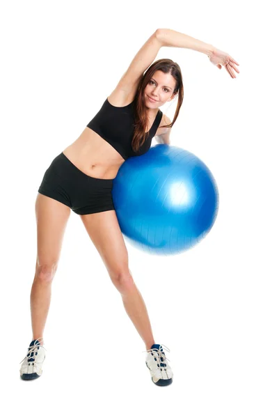 Mujer fitness posando con pelota fitness — Foto de Stock