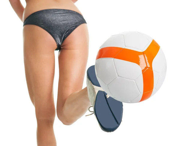 Beautilful vrouw in bikini poseren met voetbal — Stockfoto