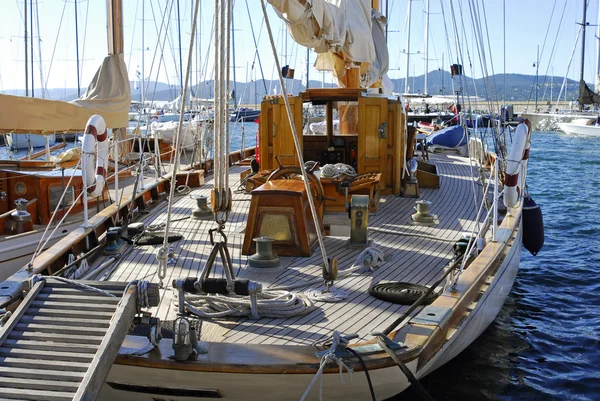 Klasyczny jacht w saint tropez, Francja — Zdjęcie stockowe