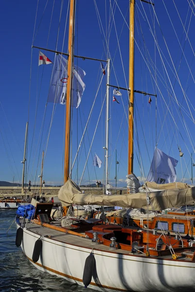 Klasszikus jacht saint Tropez-ban Franciaország — Stock Fotó