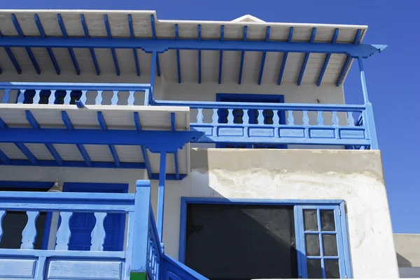 白色和蓝色别墅带阳台在兰萨罗特岛 加那利群岛 西班牙 — 图库照片