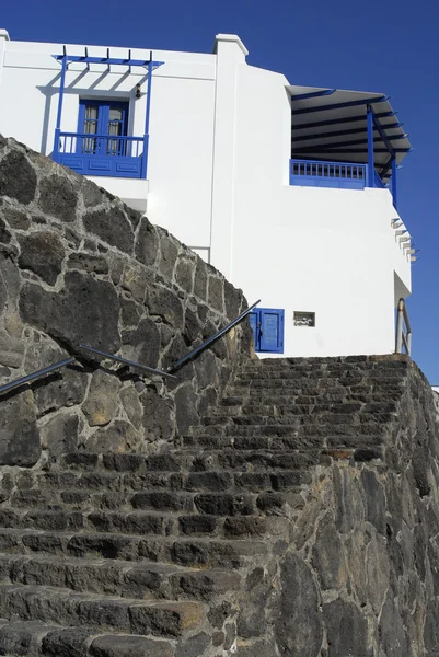 白色别墅和黑色台阶作出的熔岩在兰萨罗特岛 加那利群岛 西班牙 — 图库照片