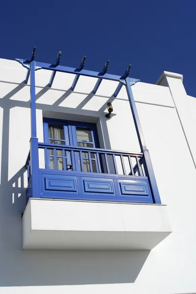 Weiße Villa mit blauem Balkon — Stockfoto