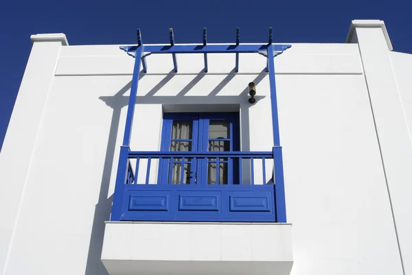 Weiße Villa mit blauem Balkon — Stockfoto