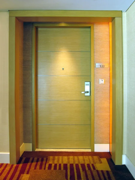 otel odasının kapısını
