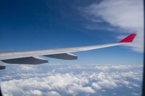 Skrzydła samolotu i chmura — Zdjęcie stockowe