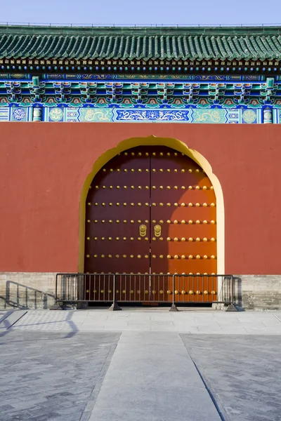 Дверь древнего красного храма — стоковое фото