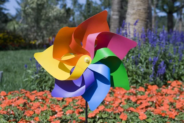 Moinho de vento de brinquedo colorido — Fotografia de Stock