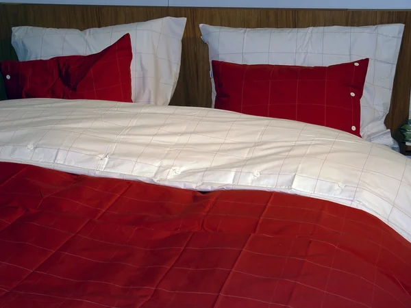 Großes Bett — Stockfoto