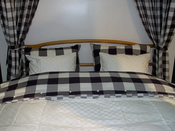 Duże łóżko — Zdjęcie stockowe
