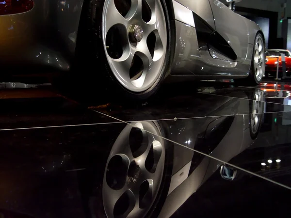 Автомобиль и его отражение — стоковое фото