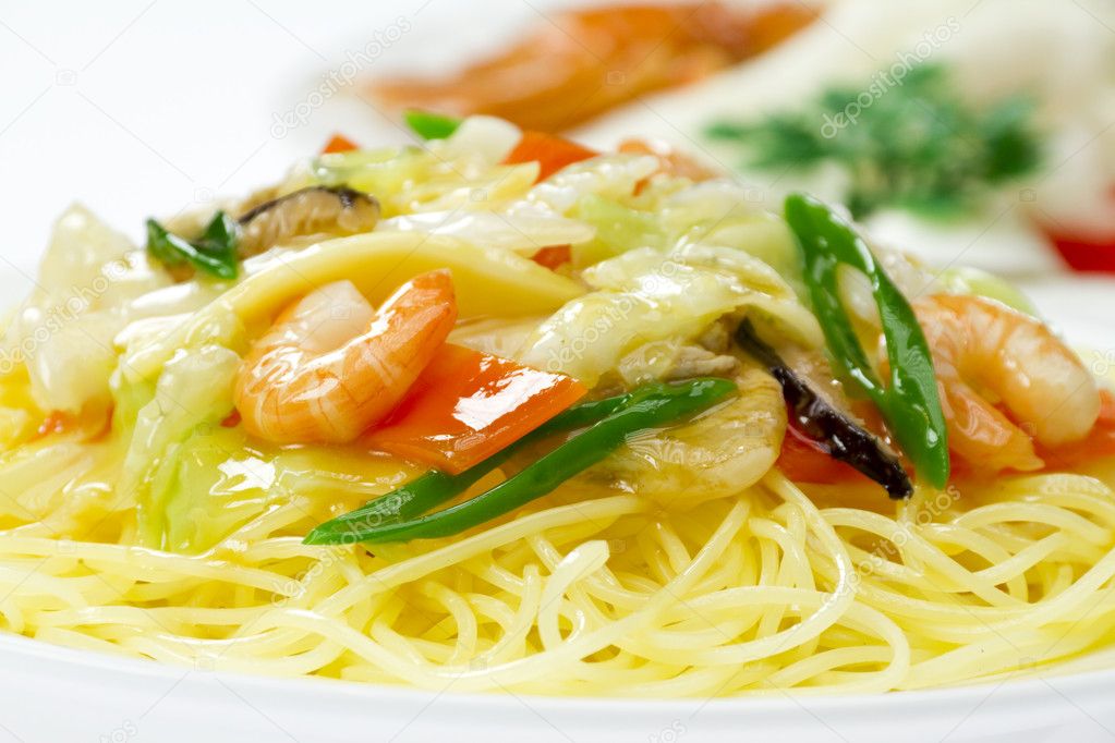 Pasta with shrimps and healthy vegetables