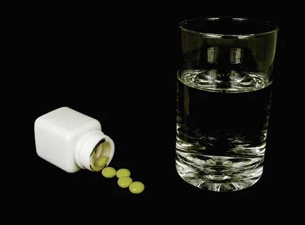 Comprimidos e vidro — Fotografia de Stock