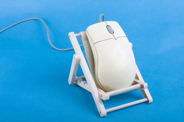 Mouse Computador Descansando Cadeira Praia Com Fundo Azul — Fotografia de Stock