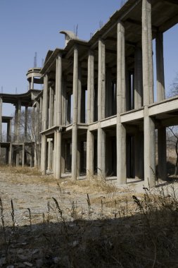 terk edilmiş binada bir koridor oluşturan sütunları ile