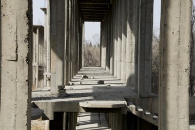 terk edilmiş binada bir koridor oluşturan sütunları ile