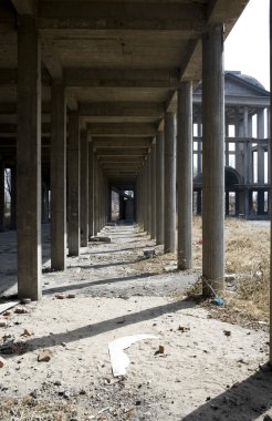 terk edilmiş binada bir koridor oluşturan sütunları ile