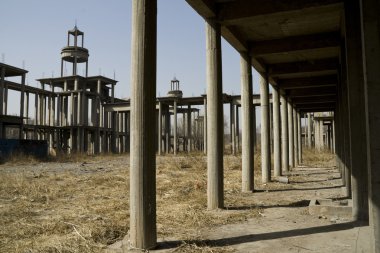 terk edilmiş binada bir koridor oluşturan sütunları ile