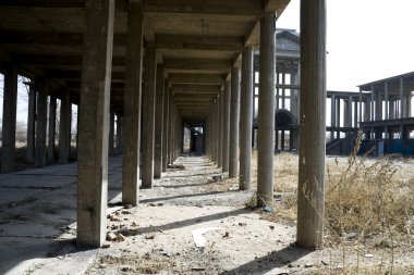 terk edilmiş binada bir koridor oluşturan sütunları ile