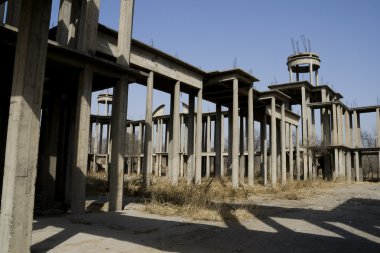 terk edilmiş binada bir koridor oluşturan sütunları ile