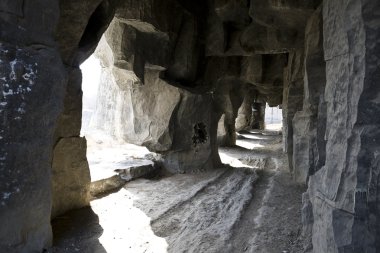 Çin 'de terk edilmiş bir bina.